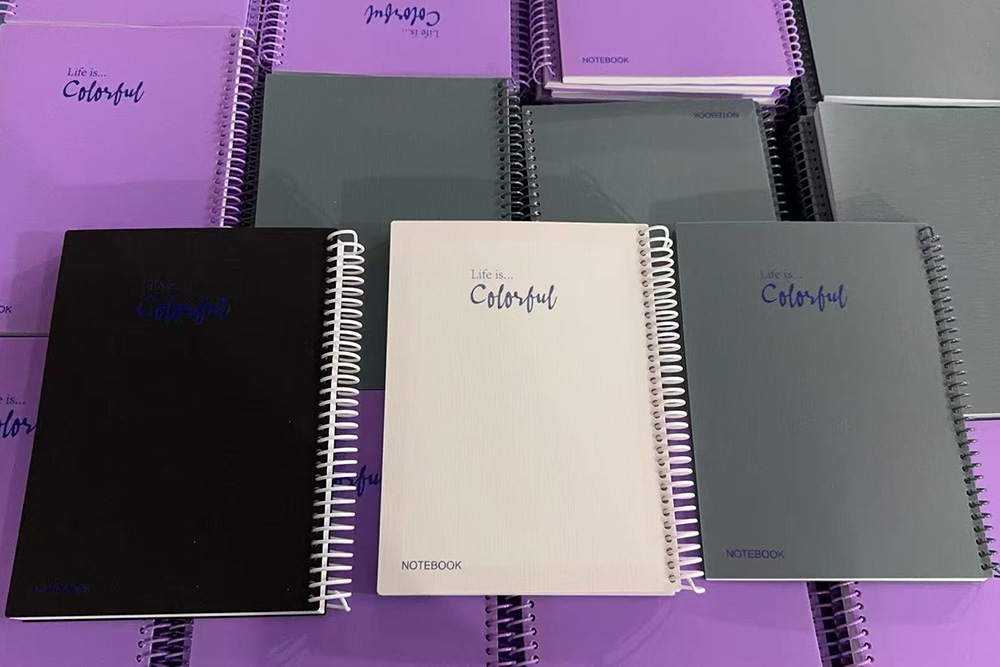 Elindul az új spirál tekercs notebook, amely új írási élményt világít