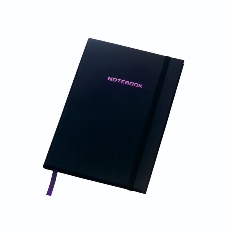 Fekete keménykötésű notebook
